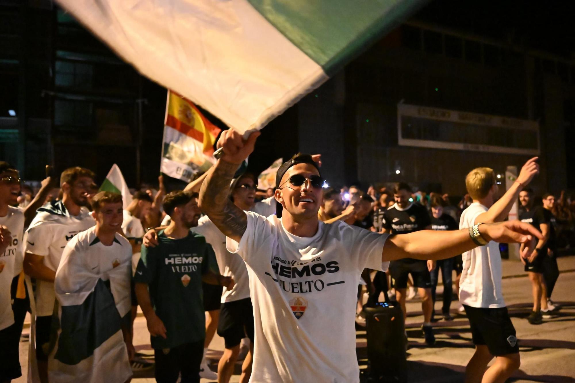 La afición del Elche recibe a los héroes del ascenso a su llegada al Martínez Valero