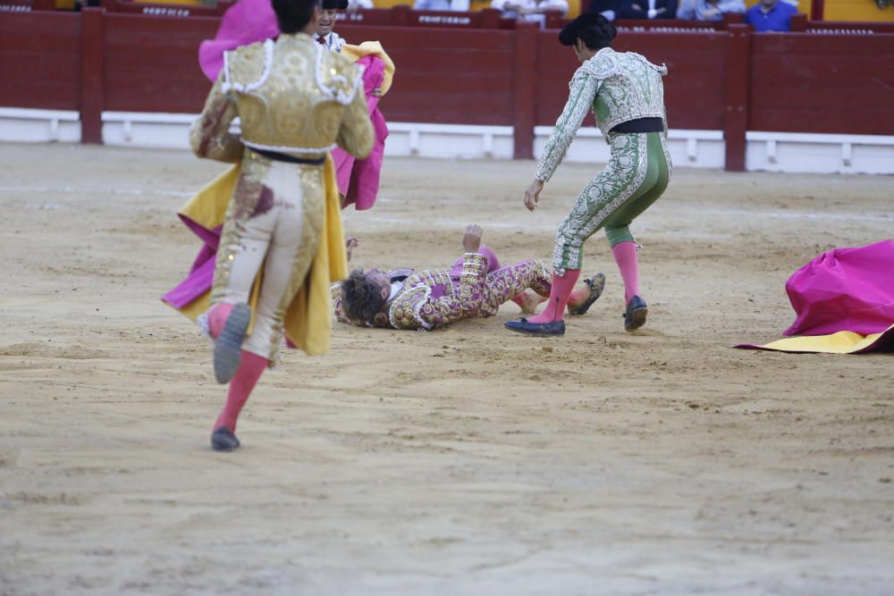 Cornada grave a Manuel Escribano cuando entraba a matar al cuarto toro.