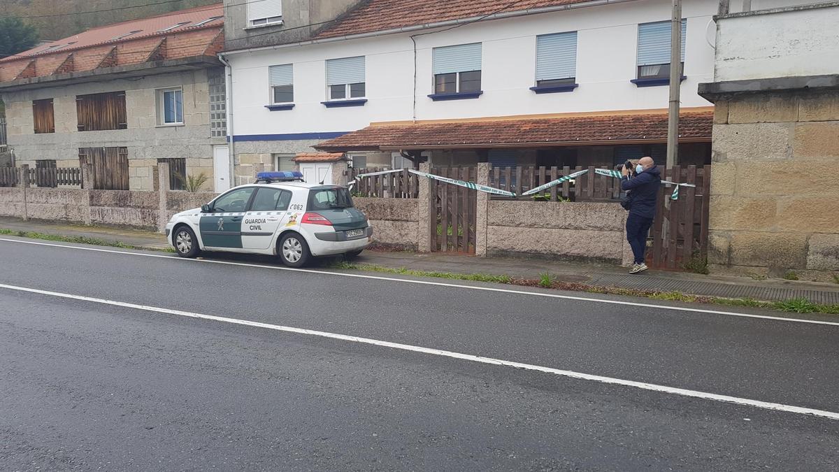 La casa precintada, esta mañana, con control de la Guardia Civil. / F.G.S.