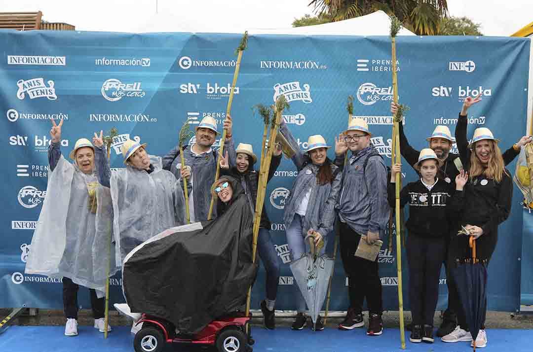 Santa Faz 2022: Numerosos participantes en la romería se fotografían en el photocall de Información