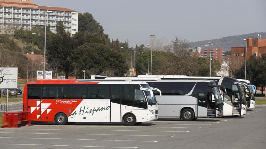 Autobusos estacionats a l&#039;aparcament del pavelló de Fontajau.