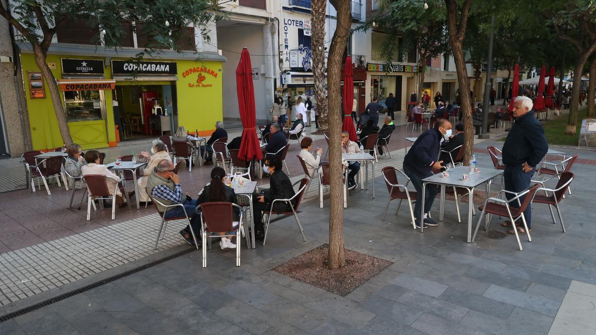 La avenida Rey don Jaime de Castelló, otra zona &#039;punta&#039; para la hostelería y las terrazas, durante el fin de semana.