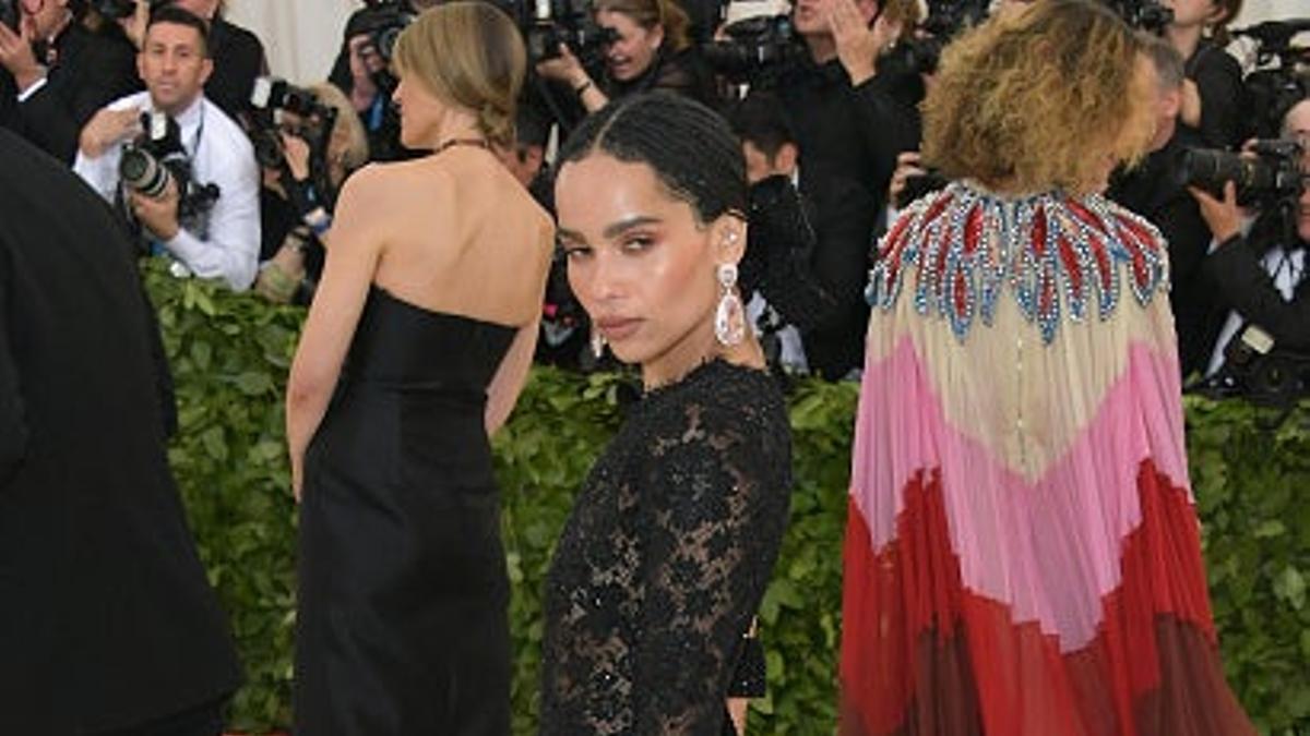 El doble vestido de Zoe Kravitz en la Gala Met: discreto por la izquierda...