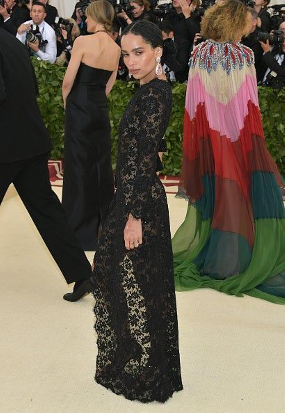 El doble vestido de Zoe Kravitz en la Gala Met: discreto por la izquierda...