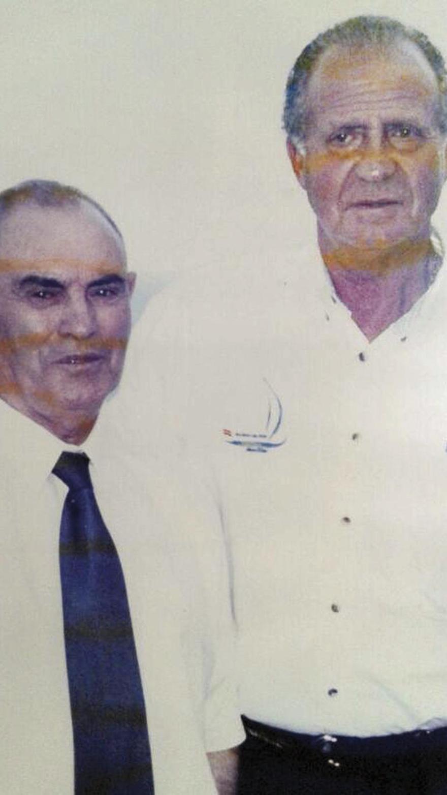 Checho junto al rey Juan Carlos I en una visita a la isla.