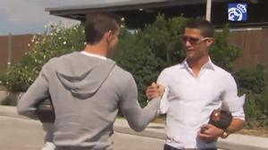 Gareth Bale arriba a la ciutat esportiva del Reial Madrid, on ha fet el seu primer entrenament i ha conegut aun altre dels jugadors amb el traspàs més car de la història, Cristiano Ronaldo.