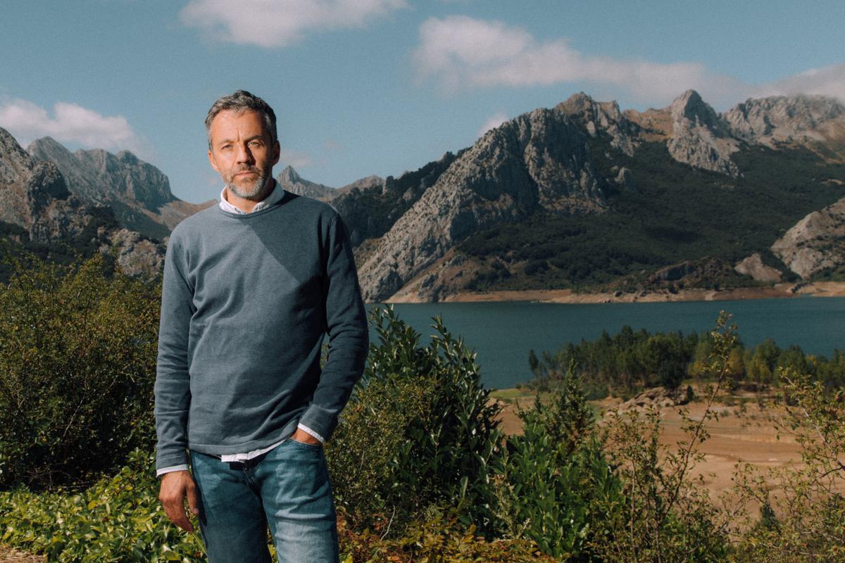 Fernando Moreno, alcalde de Riaño, posa frente al embalse de Riaño. 