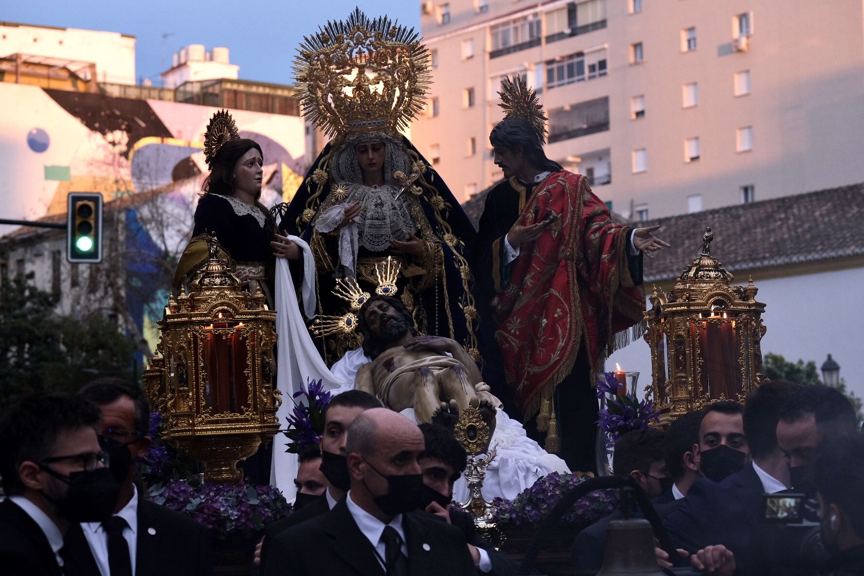 El Yacente de la Paz y la Unidad, junto a las imágenes de Santa María del Monte Calvario, San Juan Evangelista y María Magdalena, la XIV Estación