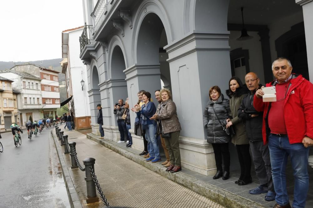 Segunda etapa de la Vuelta a Asturias entre Ribera de Arriba y el Alto del Acebo.