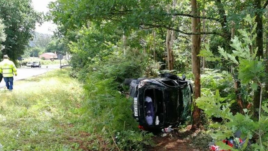 Estado en el que quedó el coche en Castroloureiro. // Gustavo Santos