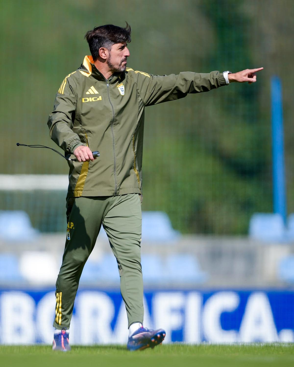 Paunović, durante una sesión de trabajo del Real Oviedo.