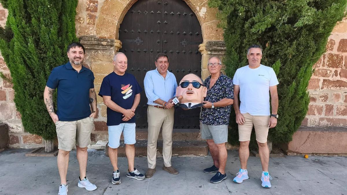 El alcalde de Villa del Río con los concejales, el director de la escuela y el autor del cabezudo de Matías Prats Cañete.