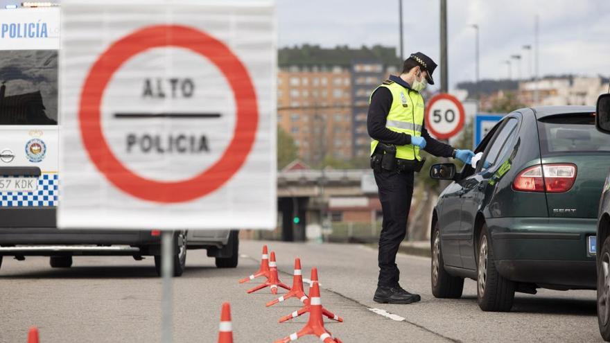 Un agente, en un control en la avenida de Gijón.