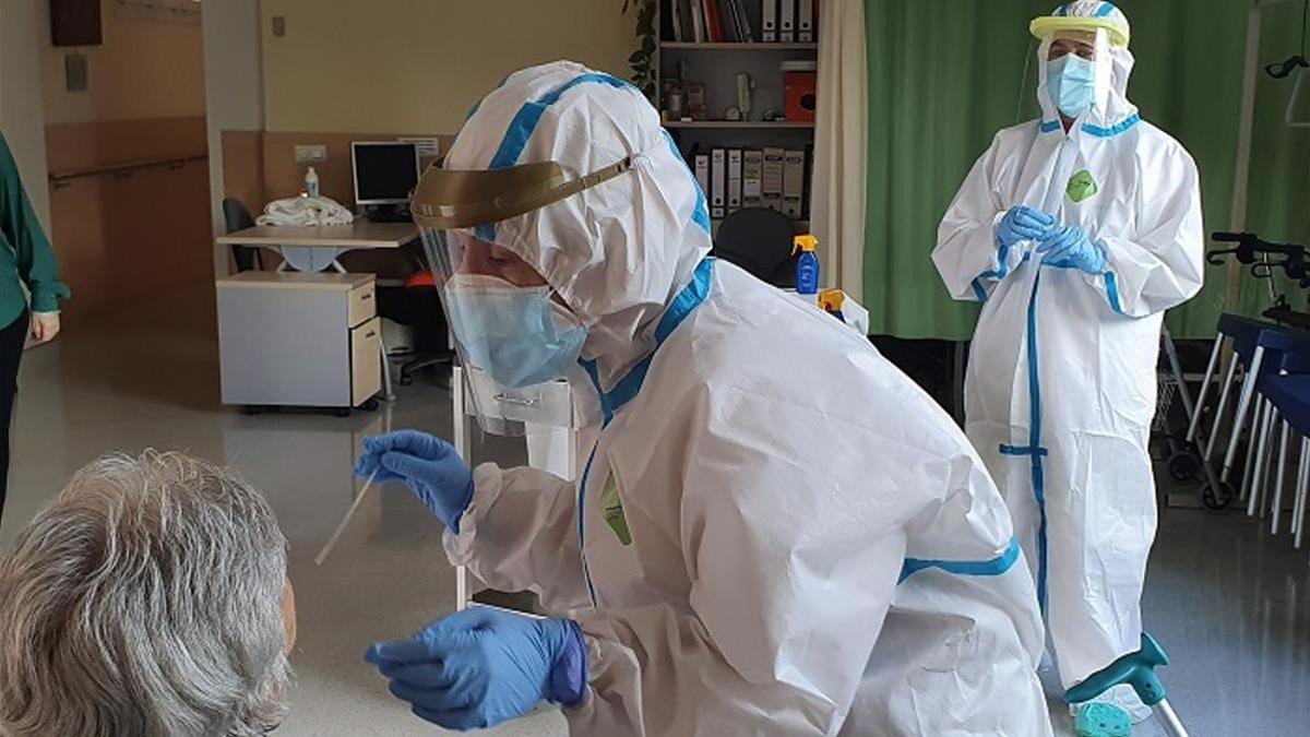 Personal sanitario extrae muestras de PCR en una residencia de Girona, el 25 de mayo del 2020
