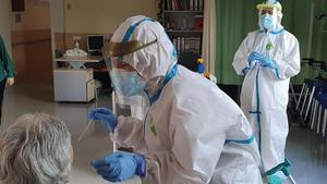 zentauroepp53527005 pla obert d un personal sanitari extraient mostres de pcr en200612185203