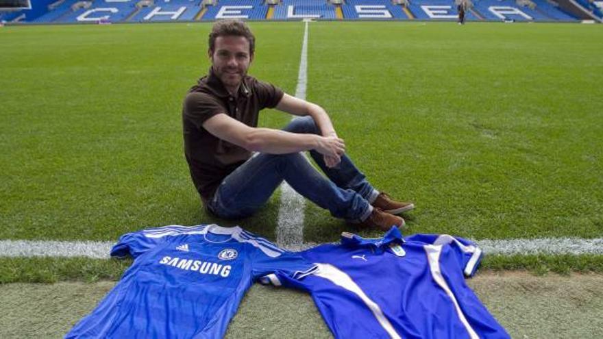 Mata, sentado sobre el césped de Stamford Bridge junto a una camiseta del Chelsea y otra del Oviedo. | luisma murias