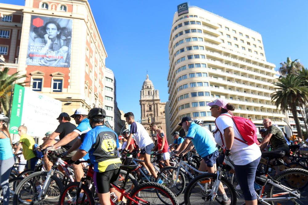 Miles de malagueños participan en la actividad de la Semana Europea de la Movilidad, tomando la salida en el Paseo del Parque