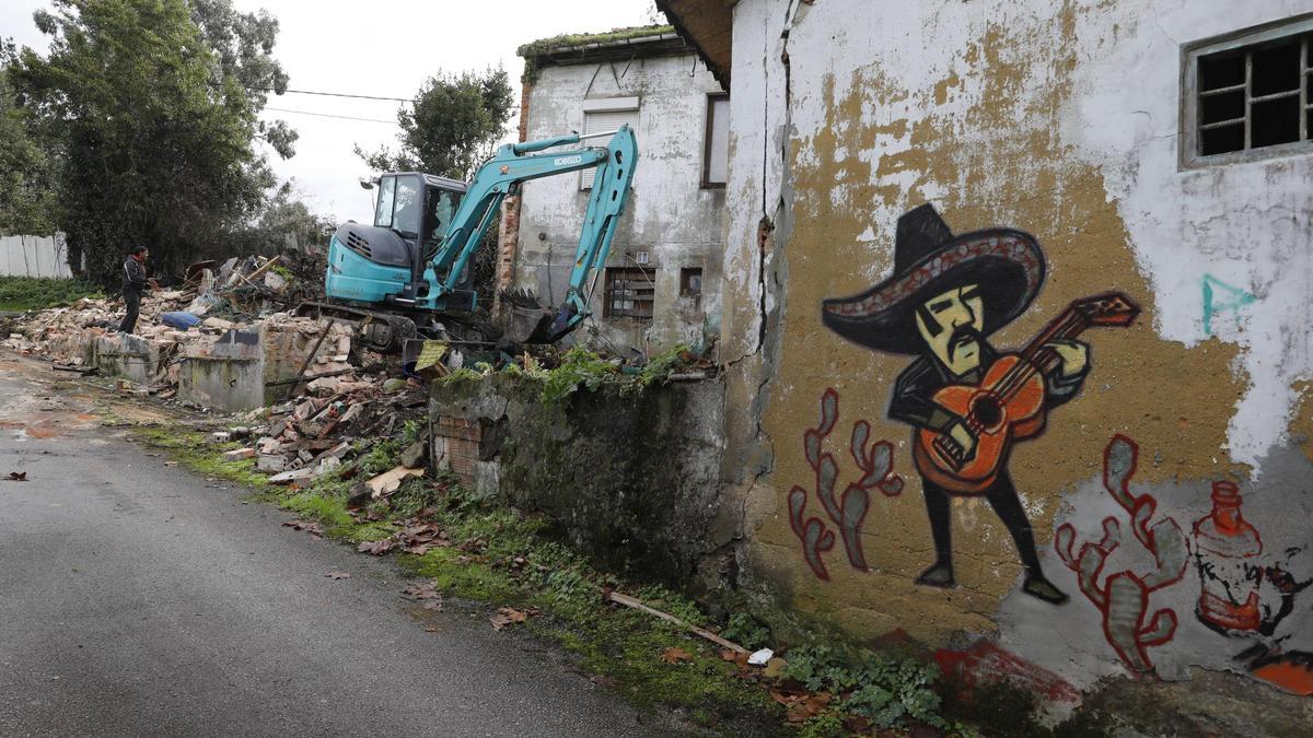 La pala excavadora en una de las viviendas en ruina en la zona de la calle del Rayo.
