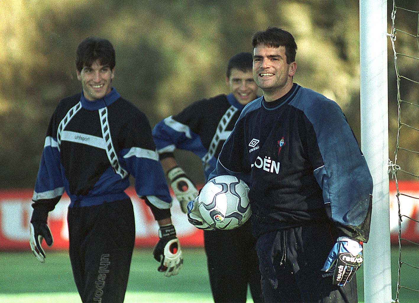 CAVALLERO 26-9-00 Javier Teniente Entrenando con Pinto; dos de los Trofeos Zamora del Celta.jpg