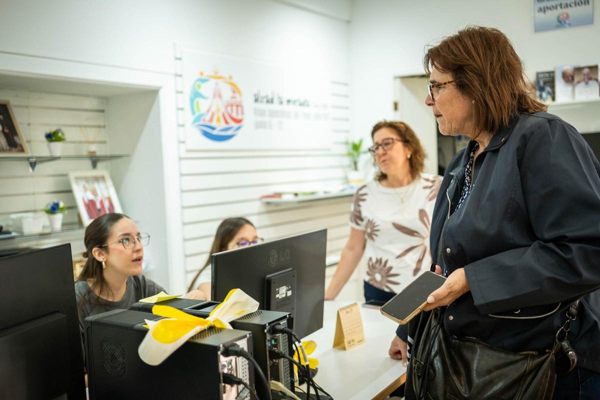 Productos promocionales de la visita del papa León XIV a Tenerife