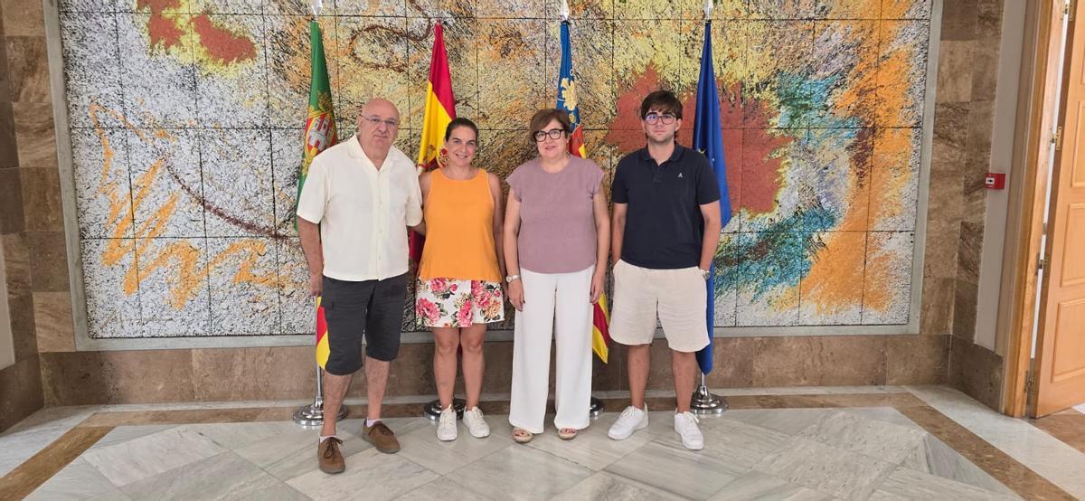 La subdelegada del Gobierno, Antonia García Valls, junto a representantes de la Asociación Morro de Gos durante el encuentro sobre el proyecto de regeneración.