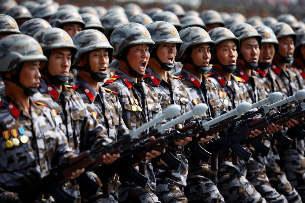 Desfile militar por la fiesta nacional de Corea del Norte.