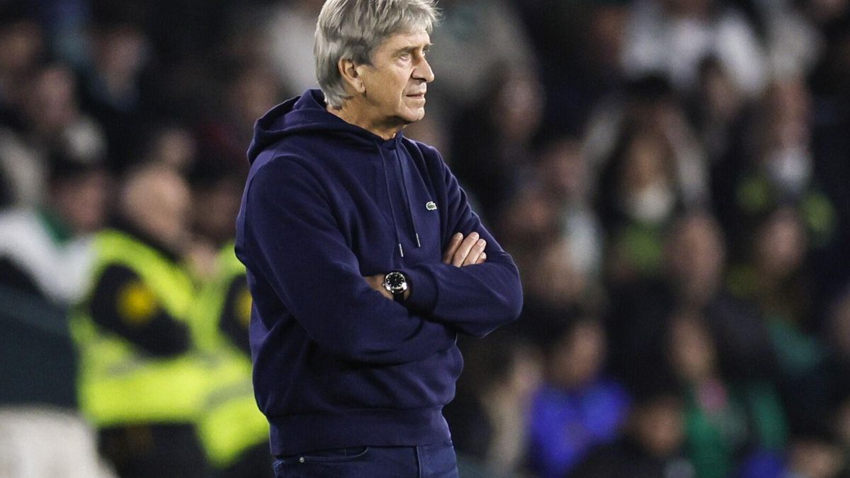 Manuel Pellegrini durante el Real Betis Balompié - Deportivo Alavés de la pasada temporada en el Benito Villamarín.