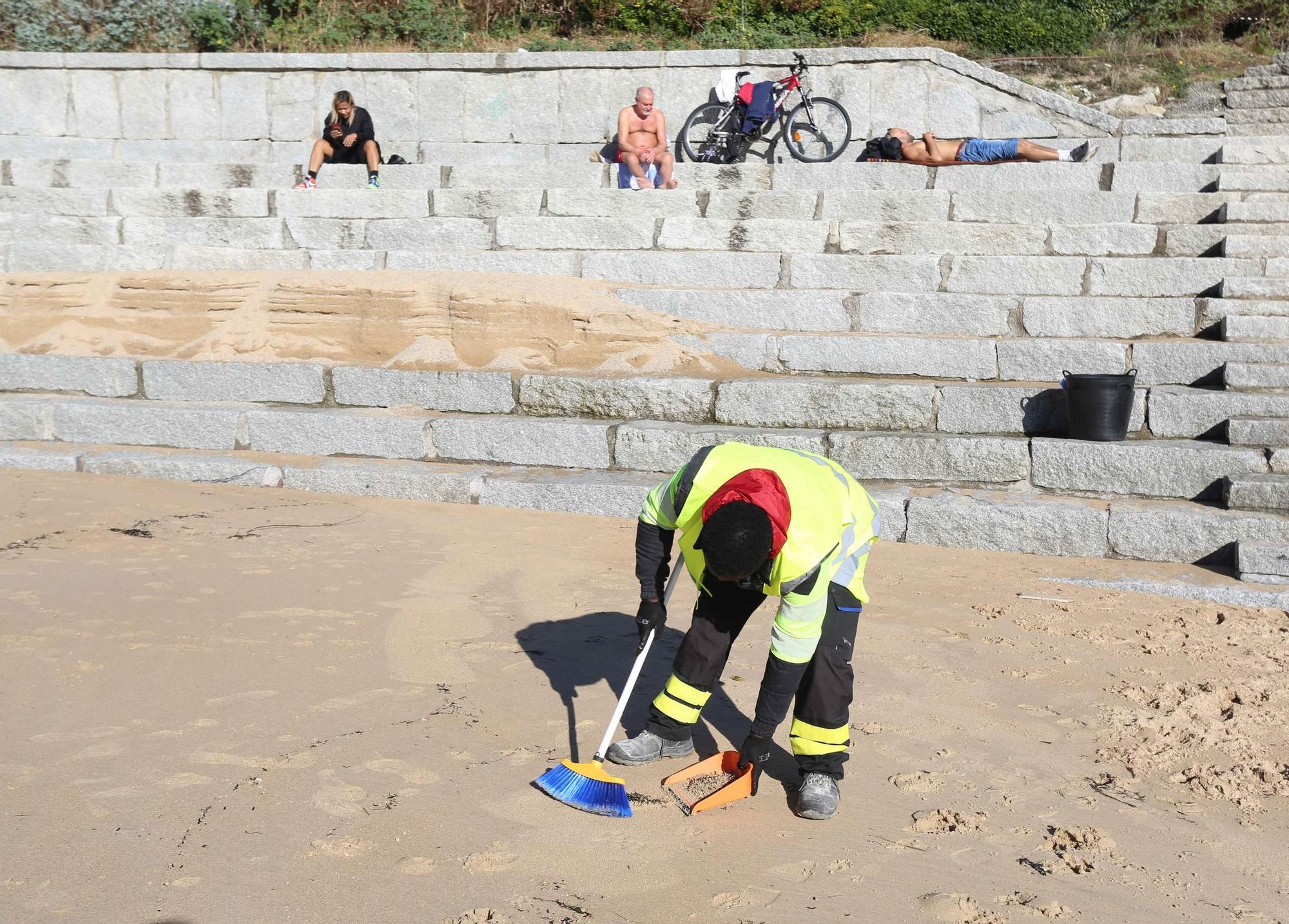 Limpieza de pélets en la playa de San Amaro de A Coruña