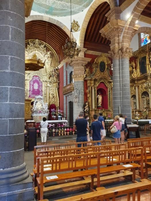 La Virgen del Pino baja de su camarín en Teror