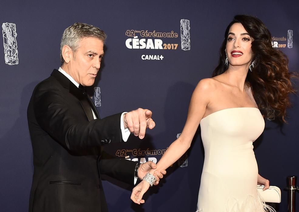 Amal Clooney luce embarazo en los César