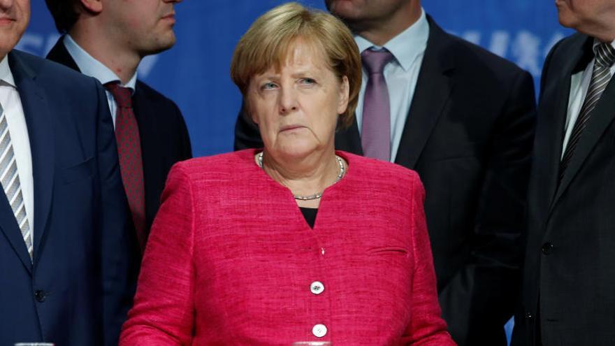 Merkel cierra la campaña entre abucheos