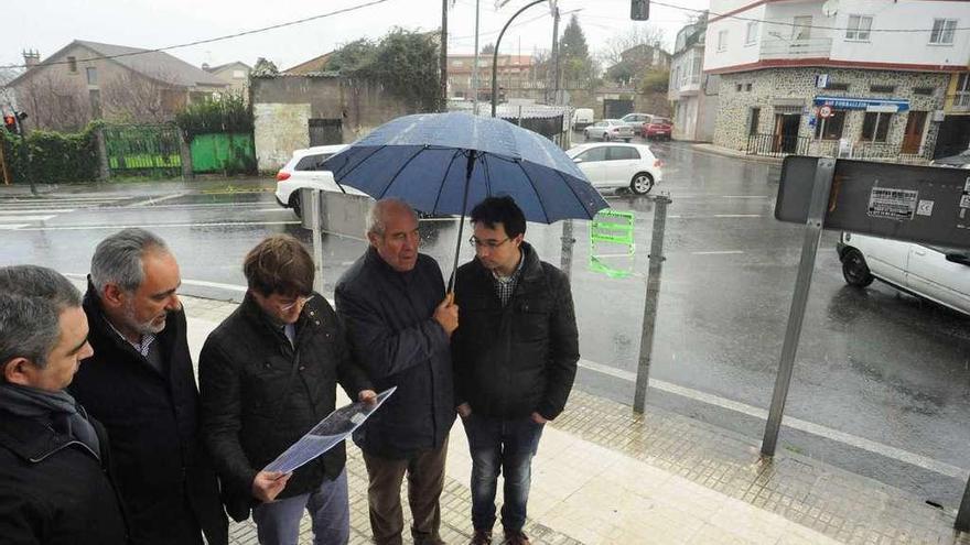 Francisco Menéndez y otros altos cargos de la Xunta en Corvillón el pasado martes. // Iñaki Abella