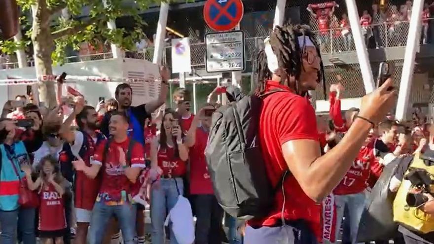 Chima Moneke grava l&#039;afició en la seva arribada al Bilbao Arena