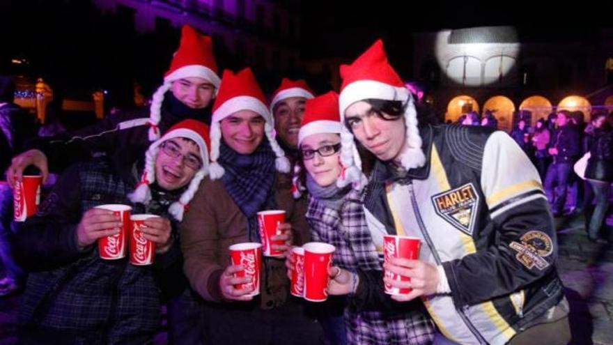 Jóvenes asistentes a la celebración del Fin de Año Universitario.