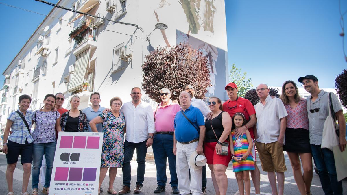 Todas las miradas hacia la mujer desnuda con flores de La Antigua en Mérida  - El Periódico Extremadura