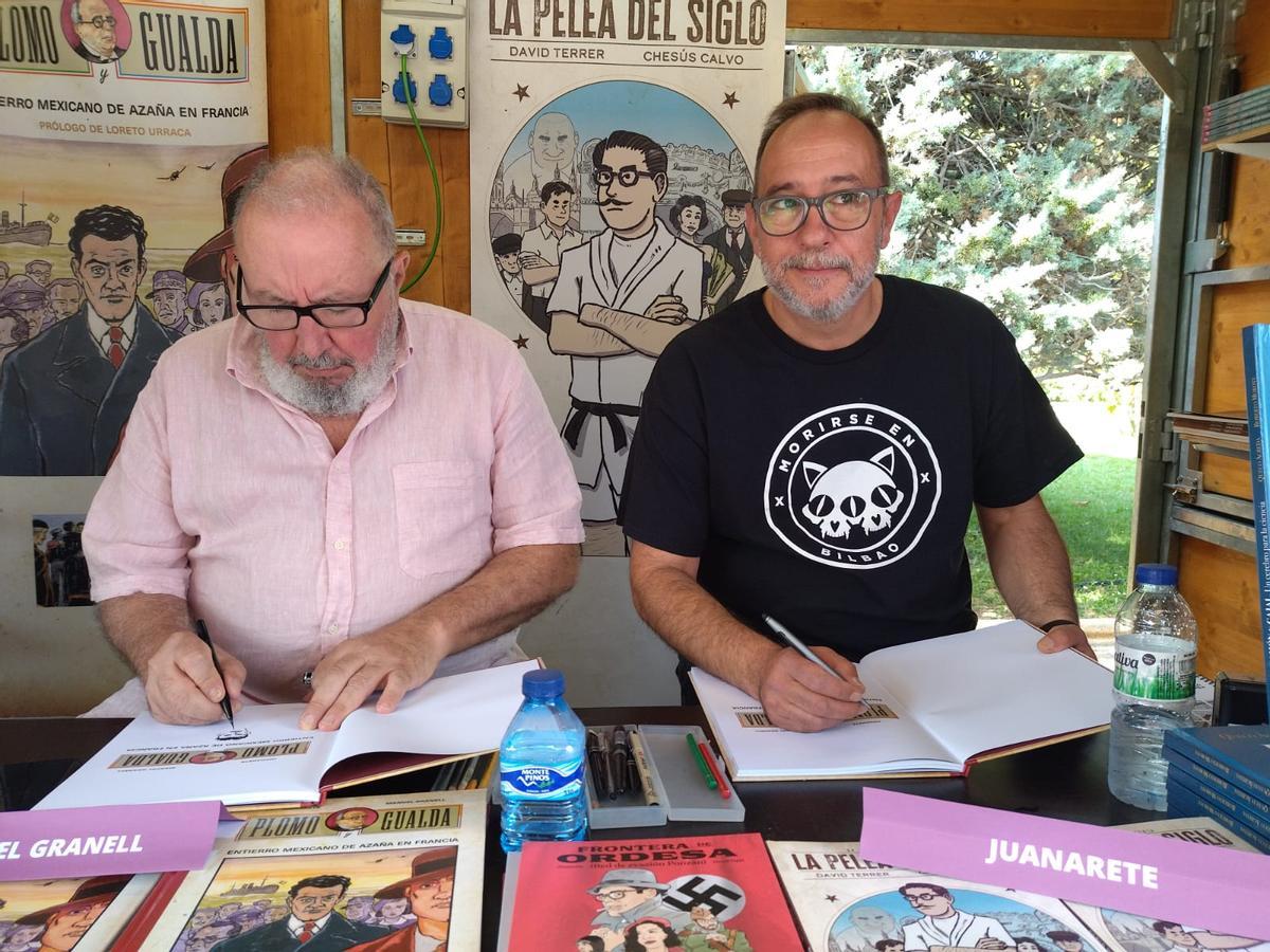 Manuel Granell (izda.) y el zaragozano Juanarete, este pasado sábado en la Feria del Libro de Zaragoza.