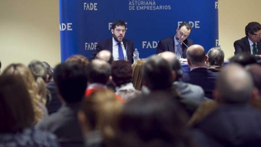 Los empresarios siguen las explicaciones de Alberto Nadal, a la izquierda. En el centro, Alberto González, secretario de Fade, y el abogado Rodríguez-Vijande.