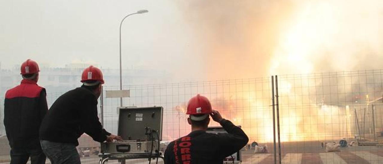 Una «mascletà» disparada durante las fallas de Gandia.