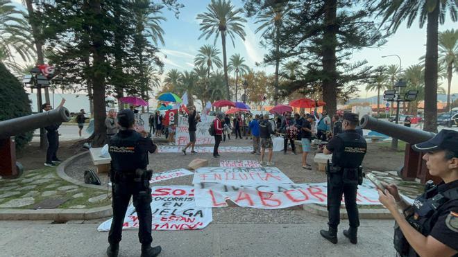 Los socorristas se manifiestan frente al Consolat de Mar