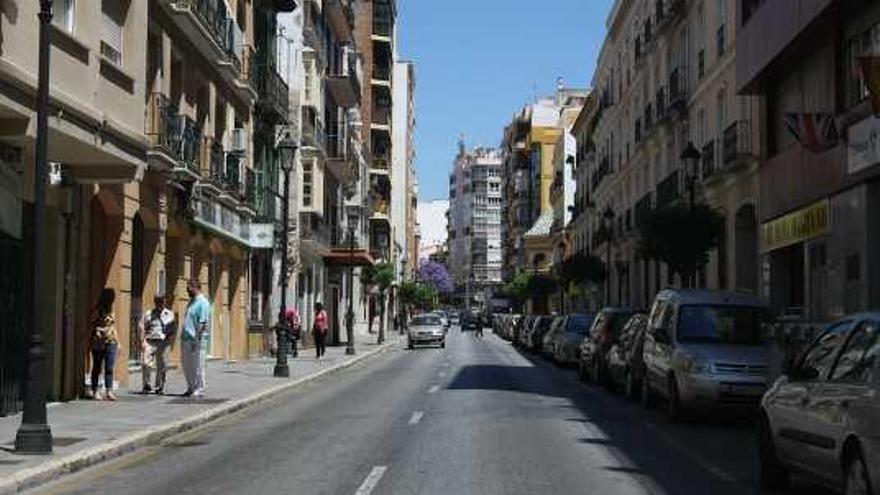 La calle Victoria destina una vía a aparcamientos.