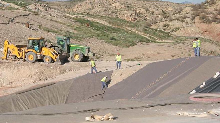 Operarios trabajando ayer en la supuesta impermeabilización de un vaso del vertedero que debe clausurarse en junio