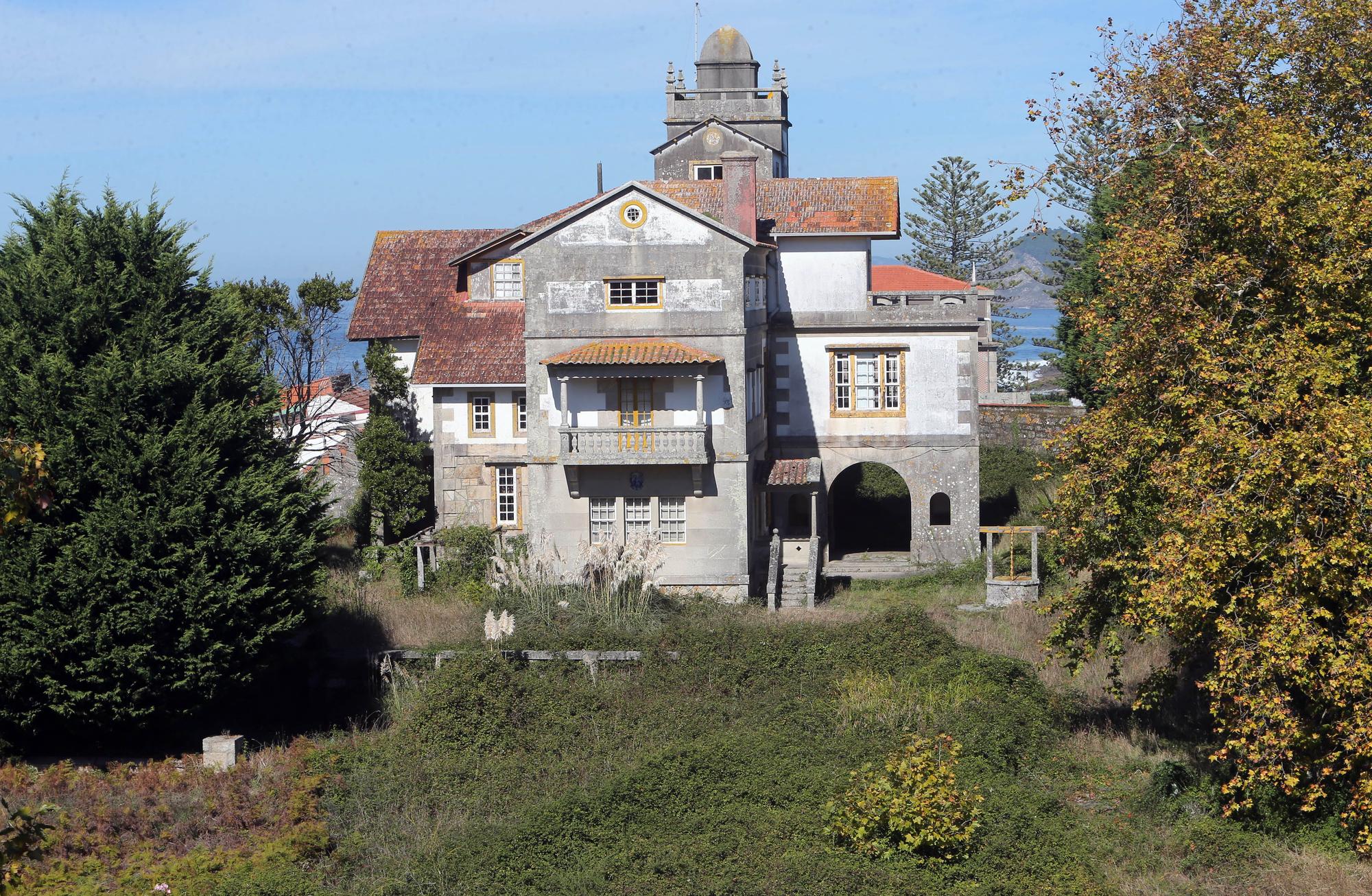 La casona Villa Sol, en pleno centro de Baiona, con la bahía al fondo