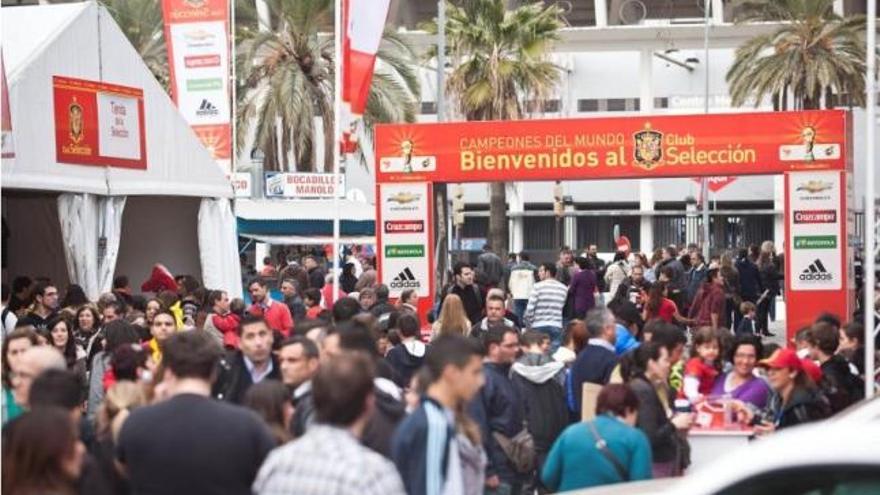 La carpa de Club Selección que se inauguruó ayer frente a la Rosaleda congregó a miles de malagueños.