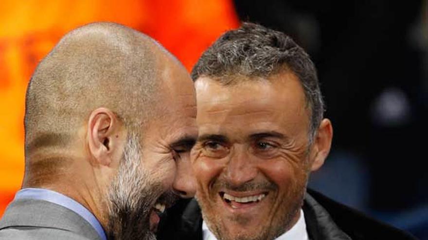 Luis Enrique y Guardiola se saludan antes del último Barça-Manchester City de la Liga de Campeones.