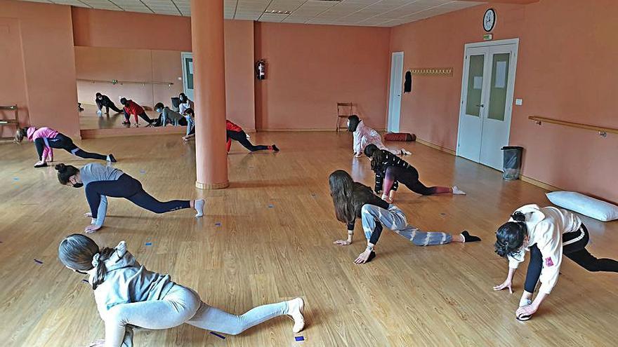 Una de las clases de baile, con distancia física y mascarilla