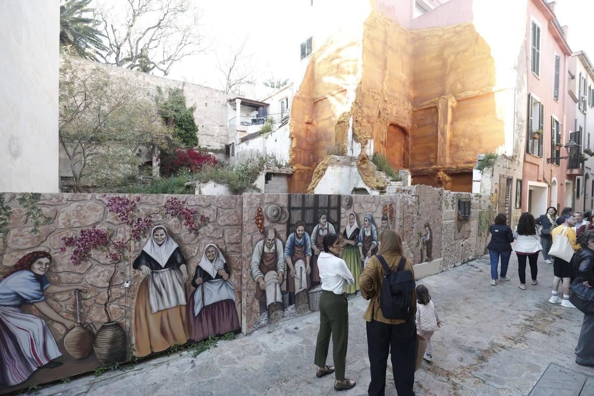 El mural ocupa una tapia que cierra un solar municipal.