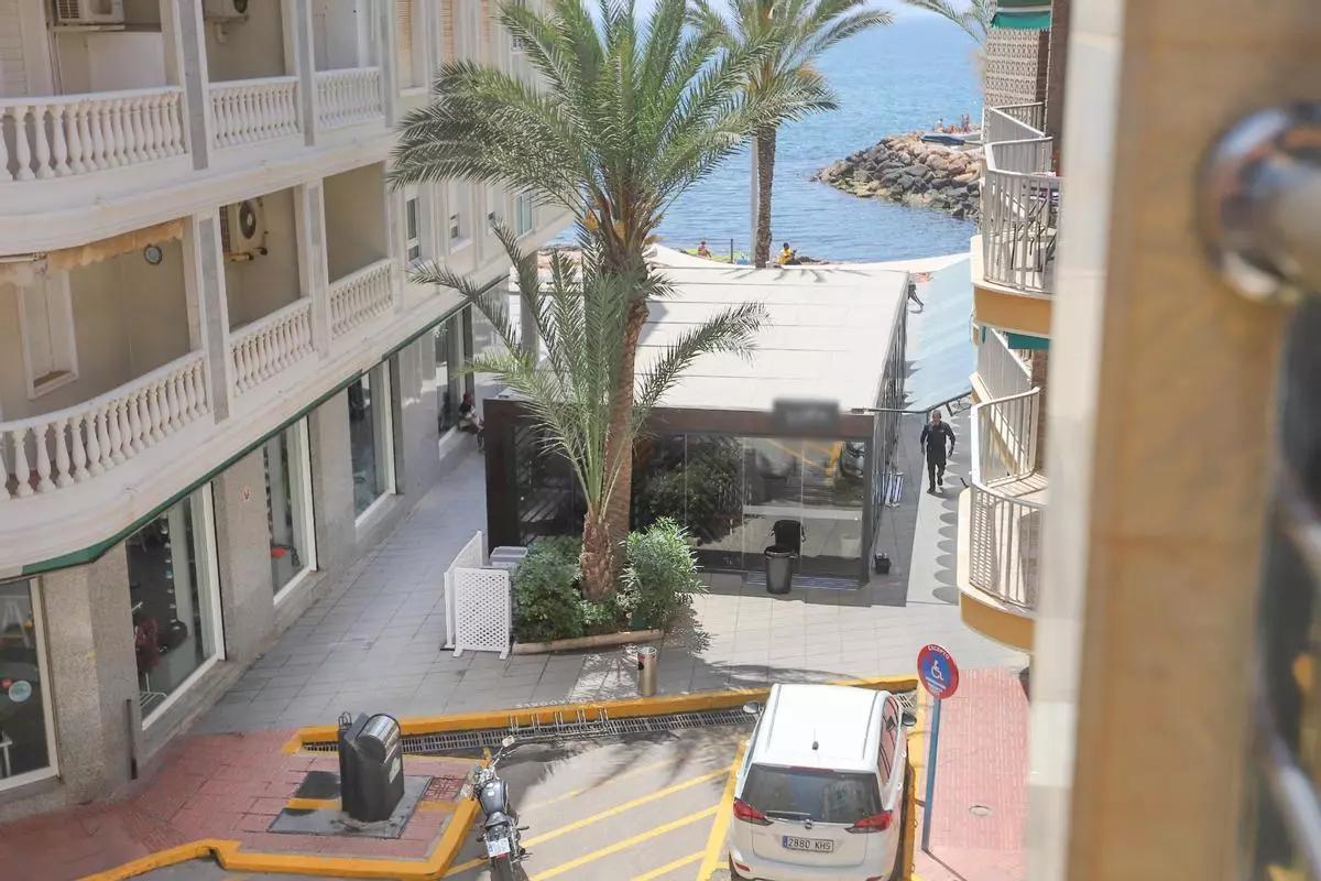 Terraza fija al final de la calle del Mar con el paseo marítimo de Torrevieja