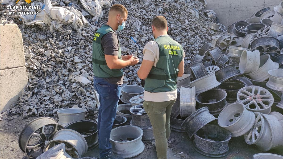 Agentes de la Guardia Civil revisan el material intervenido.