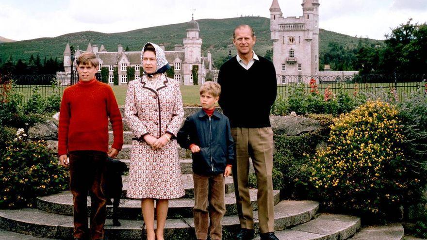 a Reina y el Duque con sus hijos, los Príncipes Andrés y Carlos, en 1972 en Balmoral.