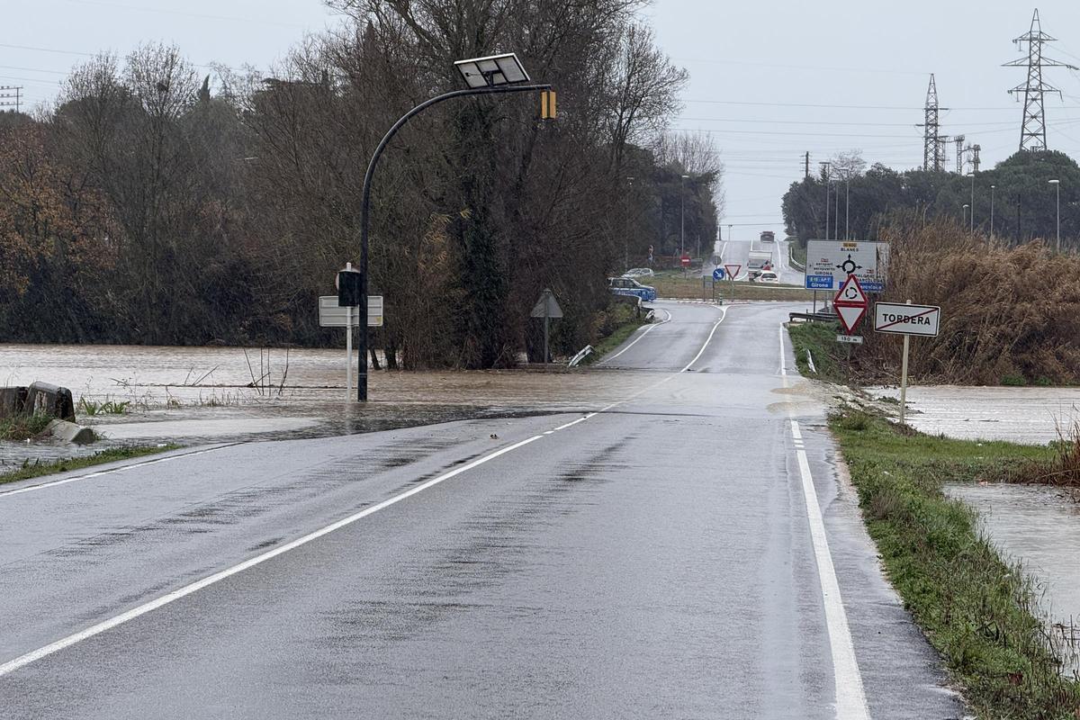 La carretera que connecta Tordera amb Blanes, tallada per una inundació.
